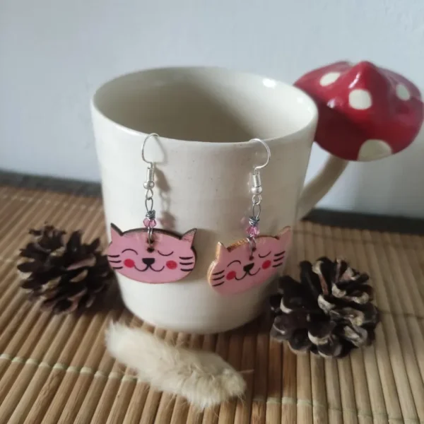 Boucles d'oreilles chat rose-Funnycreation-artisan couturière-boutique écoresponsable-textile seconde main-bijoux-coussins-linge de maisons-cuisine-décorations-enfant-idées cadeaux-vichy-2