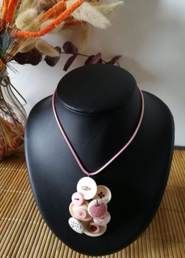 collier bouton rose