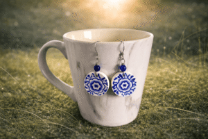 boucles d’oreilles en vaisselle ancienne fleur bleu