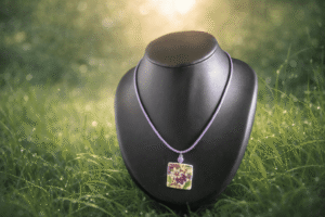 Collier en vaisselle ancienne fleurs violette