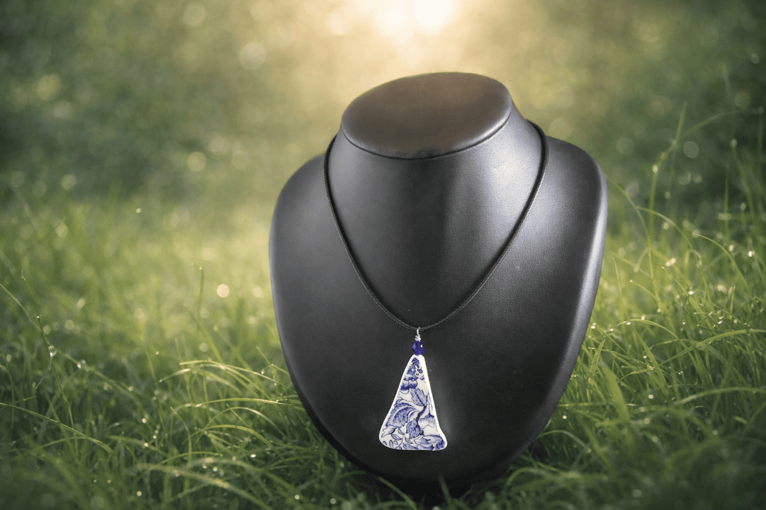 collier triangle bleu